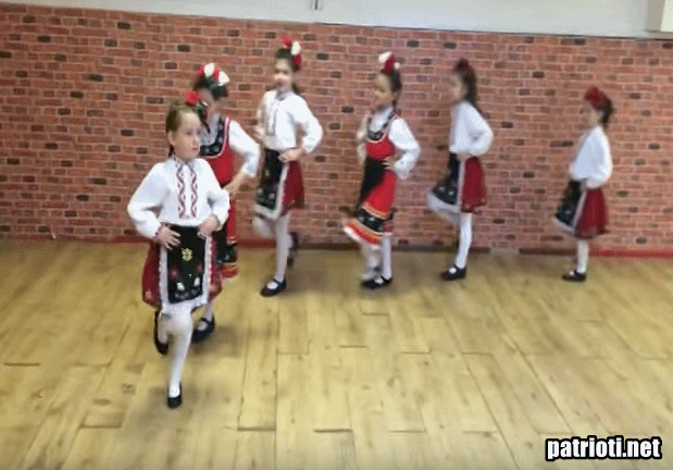 Талантливи български ДЕЦА! Тези момиченца танцуват “Мъри момиченце мъничко” (ВИДЕО)