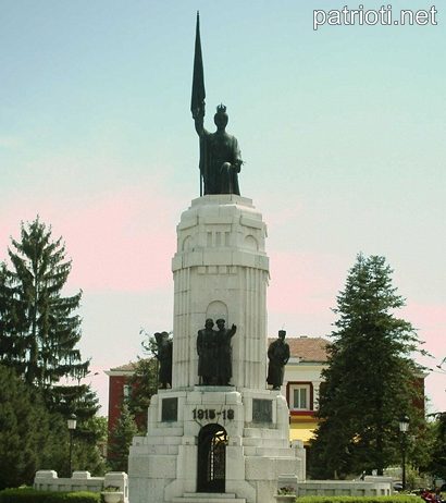 Паметникът „Майка България“ в град Велико Търново