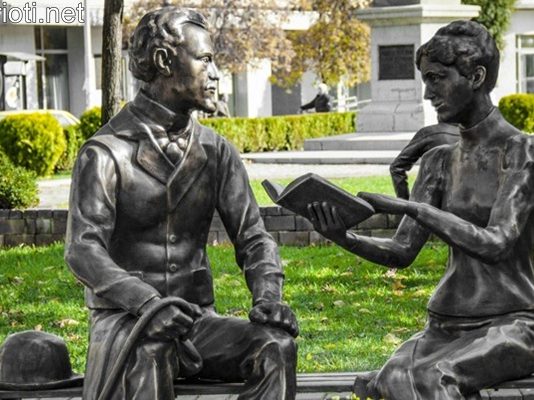 Красивият паметник на Пенчо Славейков и Мара Белчева в Севлиево