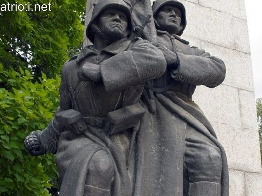 Паметникът на загиналите във войните от Лъджене