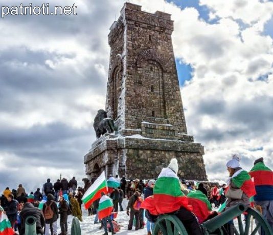 „Българино, склони чело пред туй свято място…“