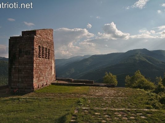 Паметникът „Септемврийци 1923 г.“ на върха на Лакатнишките скали