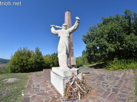 Паметникът на Таню Войвода край село Априлово, Поповско