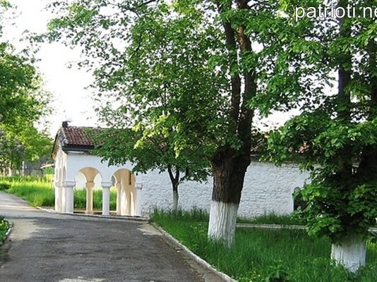 Историята на Карлуковски манастир „Успение Богородично”