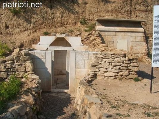 Тракийските гробници край село Ивански